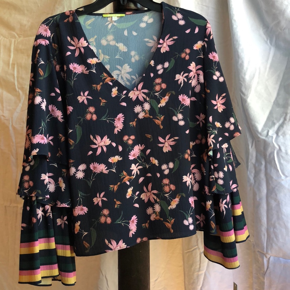 Gianni Bini Tammy Tiered sleeve Blouse, size small